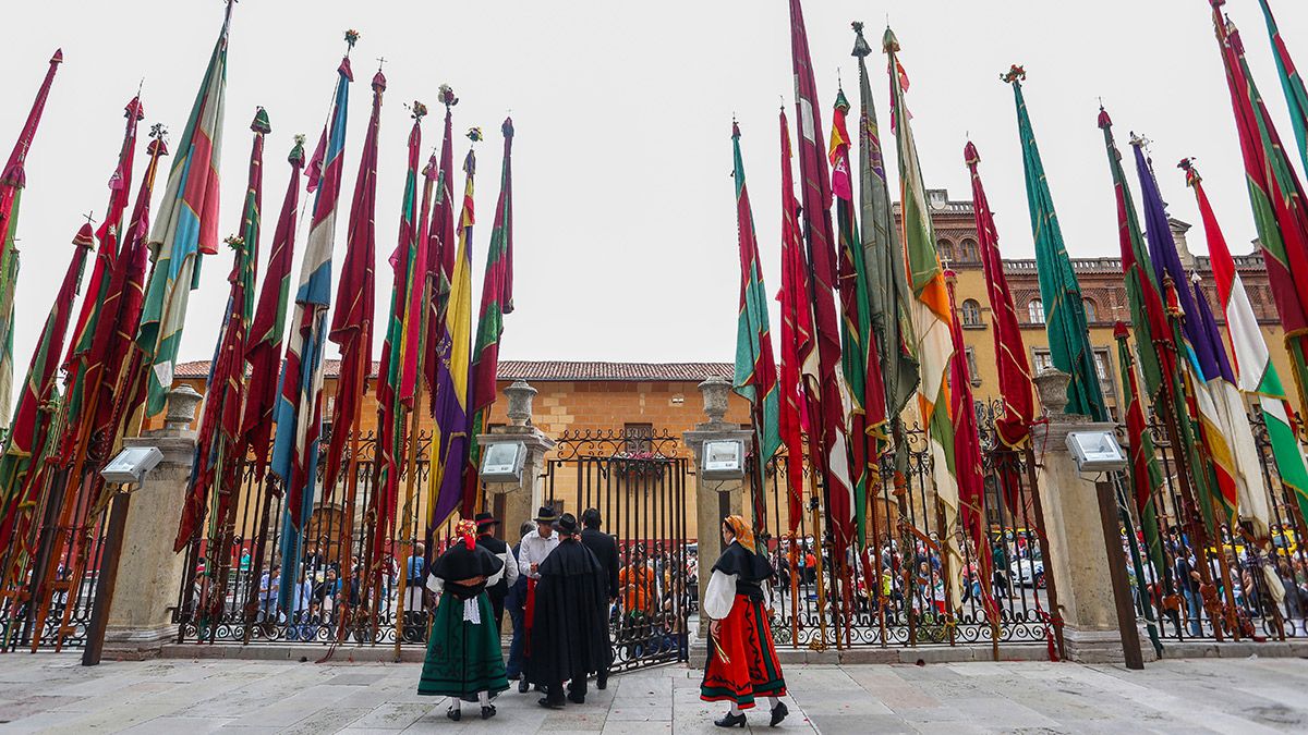 Desfile de pendones junto a la catedral de León con motivo de las fiestas de San Froilán. | ICAL