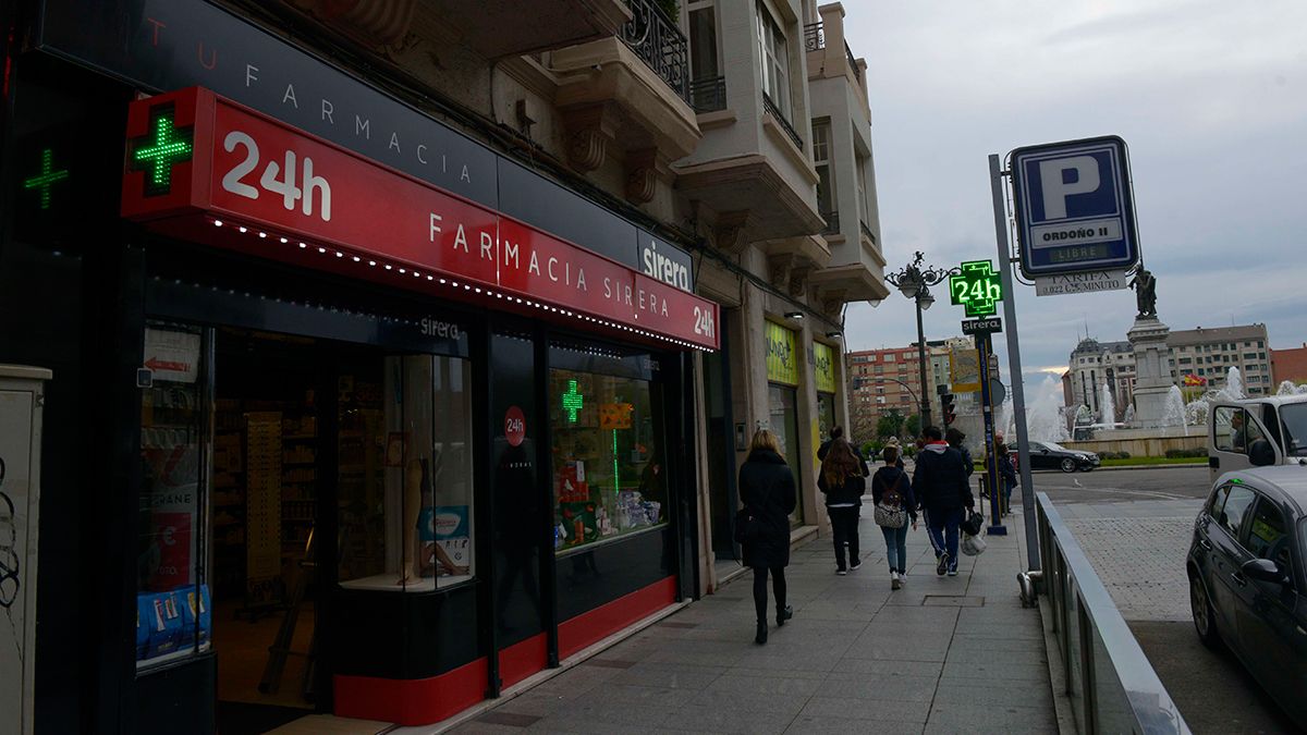 La farmacia Sirera está situada en la avenida Ordoño II. | MAURICIO PEÑA