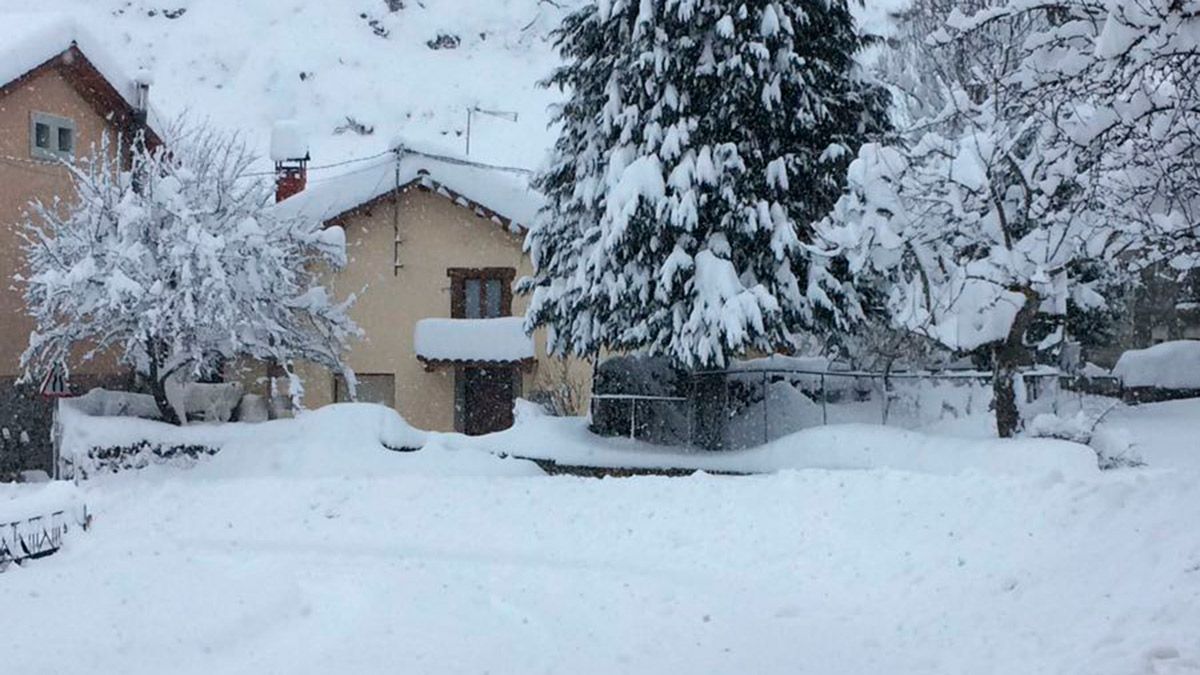 La N-621 bajo la nieve en Portilla de la Reina. | FERNANDO DOMÍNGUEZ SEÑAS