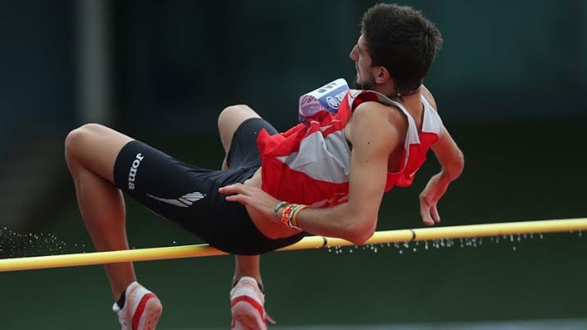 Daniel Pérez se dispone a superar el listón en un momento de una prueba de salto de altura | L.N.C.