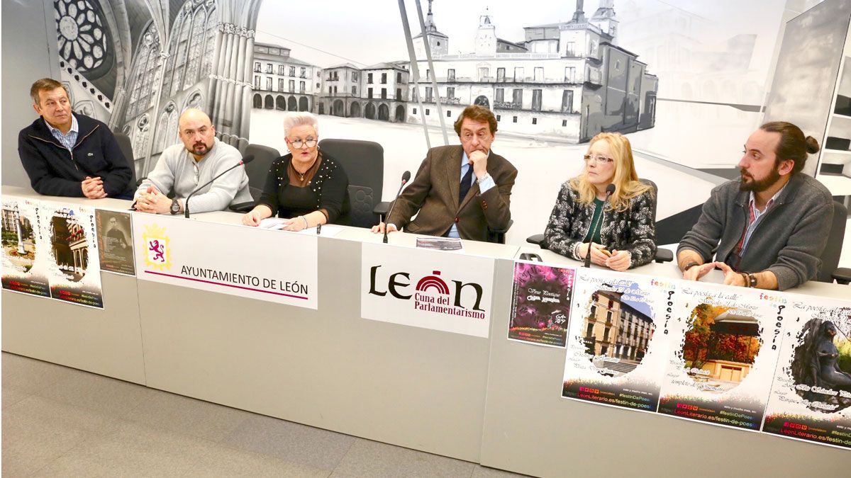 Un momento de la presentación de las actividades del Día de la Poesía. | CÉSAR Un momento de la presentación de las actividades del Día de la Poesía. | CÉSAR