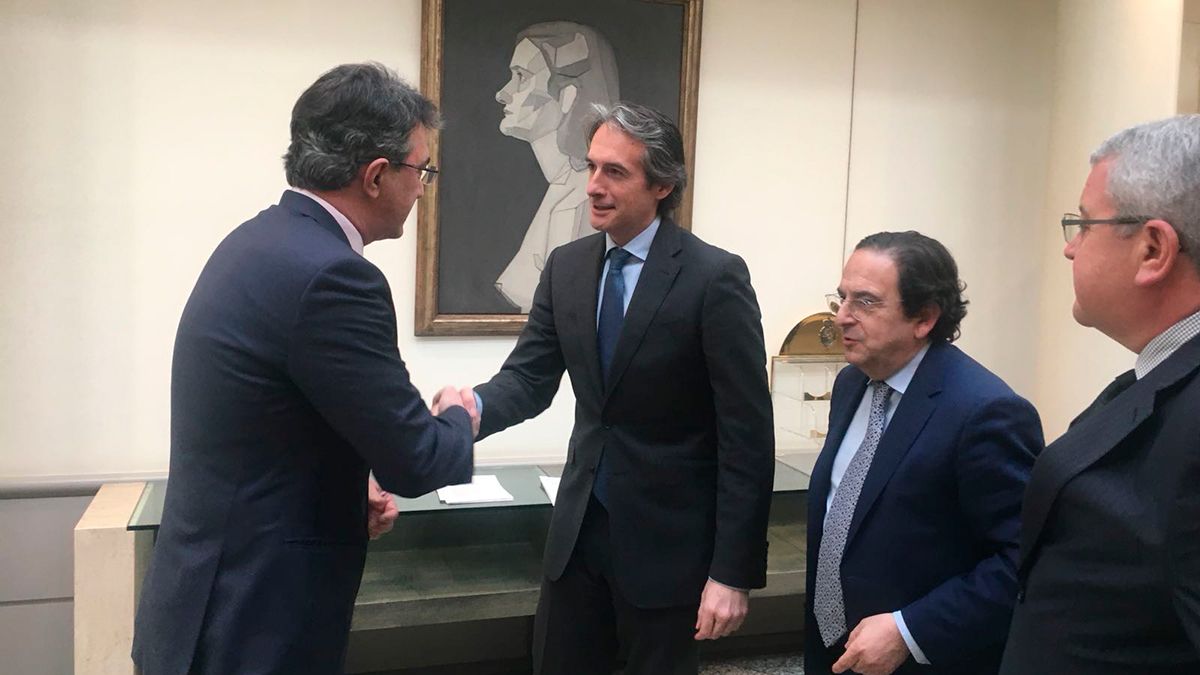 El presidente de la Diputación, Juan Martínez Majo, saluda al ministro de Fomento, Iñigo de la Serna. | L.N.C.