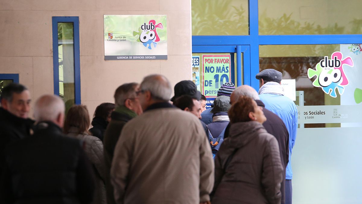 Varias personas hacen cola frente a una oficina del Club de los 60 en una imagen de archivo. | ICAL