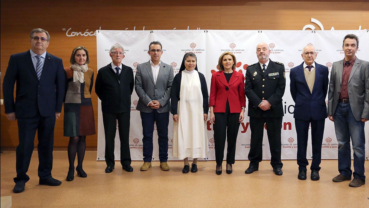 El jefe Superior de la Policía de Castilla y León, Jorge Zurita (4D), posa junto a los galardonados con los Premios Escuelas Católicas Castilla y León 2018. | ICAL