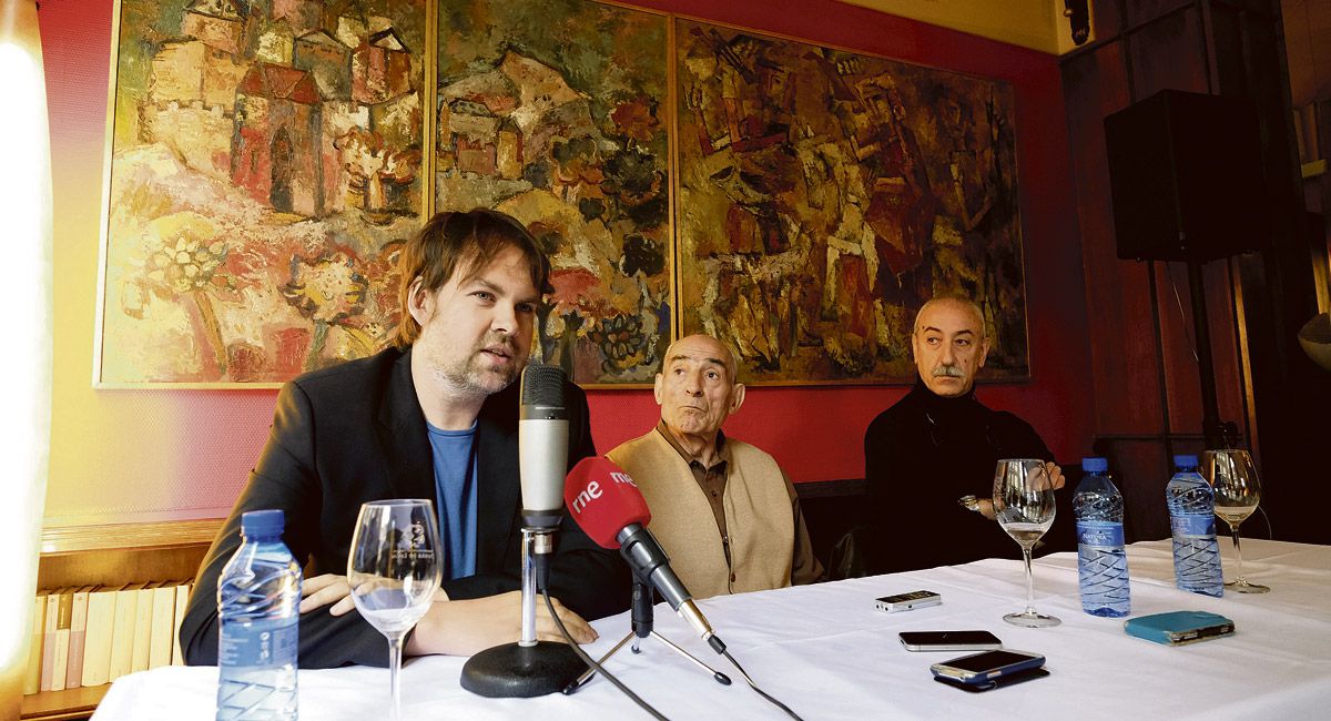 El productor Raúl de Juan, el actor Saturnino García y el director Epigmenio Rodríguez, este lunes en el Hotel Quindós. | DANIEL MARTÍN