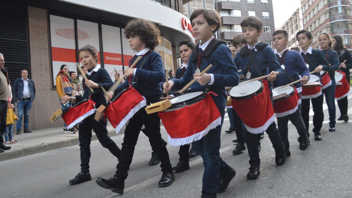 Actividad en la avenida de La Puebla con los pequeños de la Hermandad Jesús Nazareno poniendo música . | M.I.