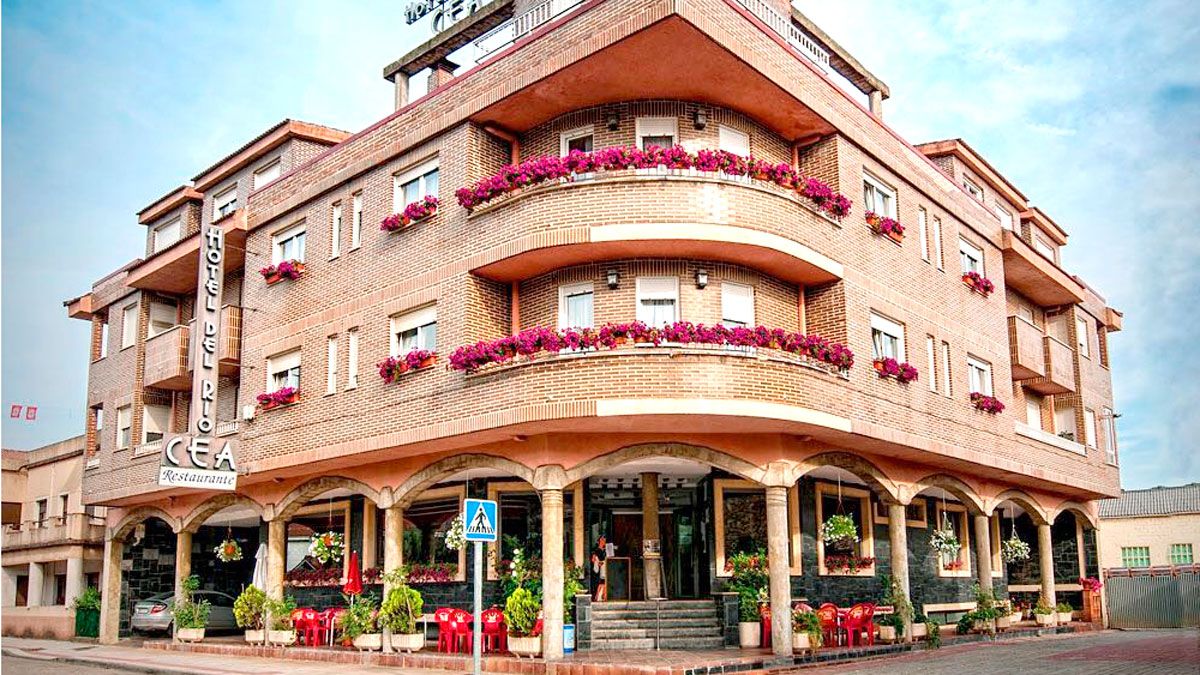 El hotel restaurante Río Cea se encuentra en Puente Almuhey. | El hotel restaurante Río Cea se encuentra en Puente Almuhey. |