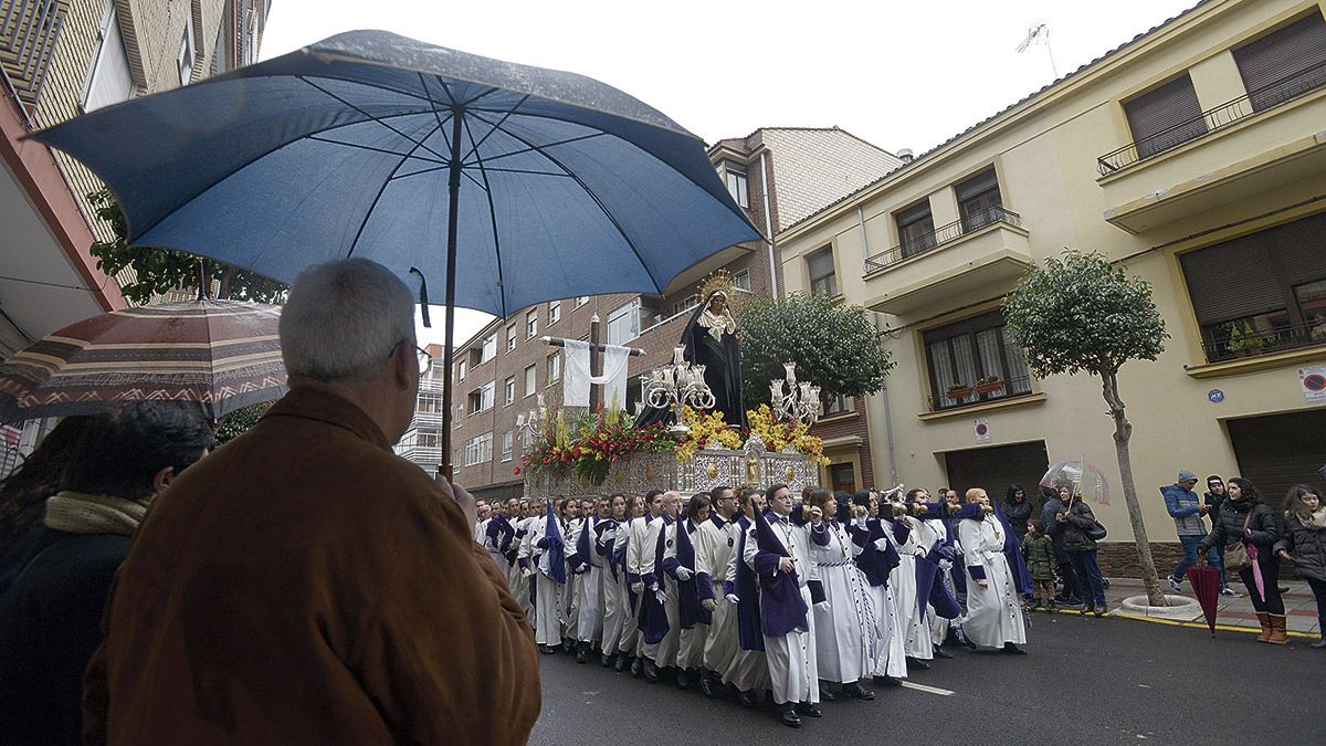 La lluvia es lo más temido por las cofradías, que temen tener que suspender lo que llevan preparando un año. | M. PEÑA