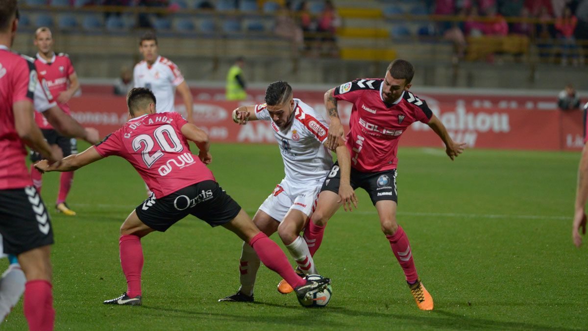 Emi Buendía trata de marcharse de varios jugadores del Albacete durante el partido de ida en el Reino de León. | MAURICIO PEÑA