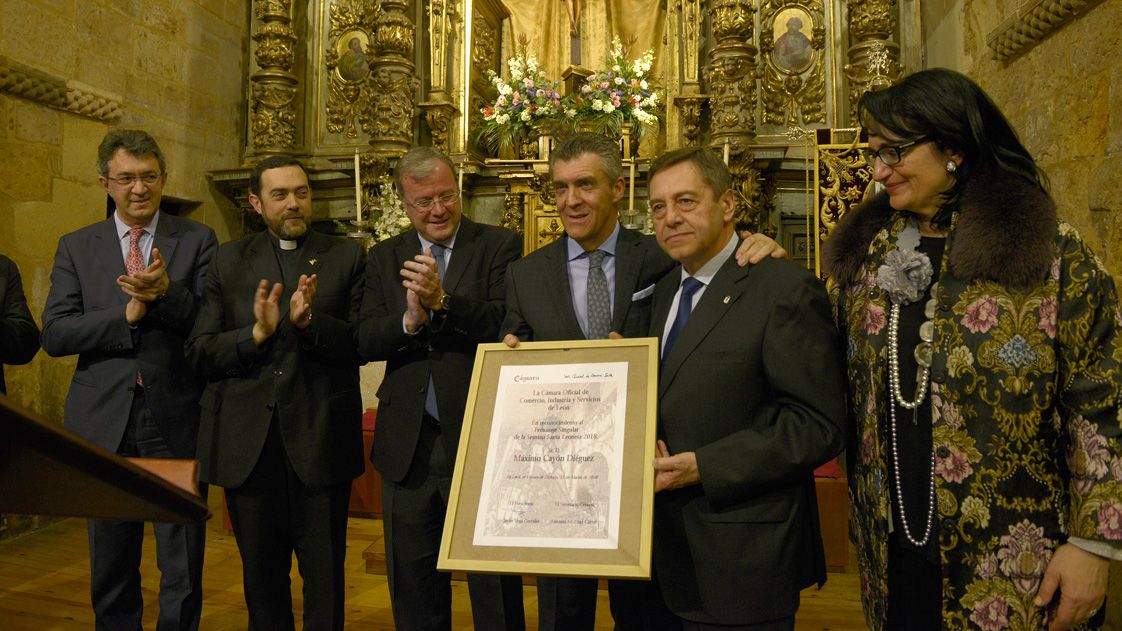 Juan Martínez Majo, Manuel Flaquer, Antonio Silván, Javier Cepedano, Máximo Cayón y Teresa Mata, durante el homenaje. | MAURICIO PEÑA