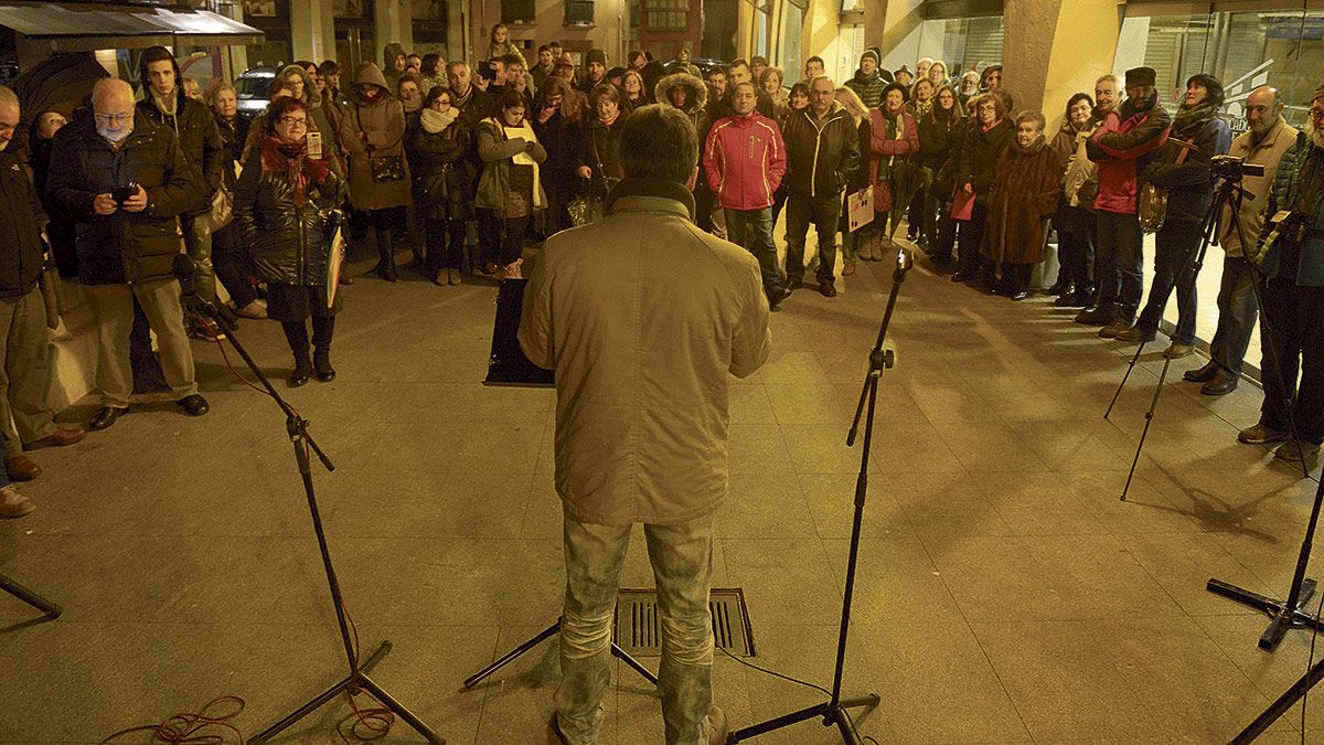 La lluvia obligó a trasladar el acto a los soportales del Mercado del Conde Luna. | MAURICIO PEÑA