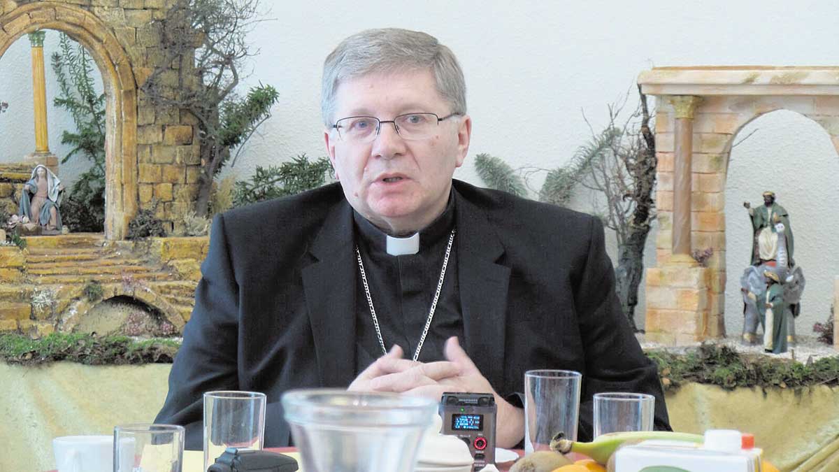 Uno de los encuentros del Obispo de Astorga con la prensa. | P.F.
