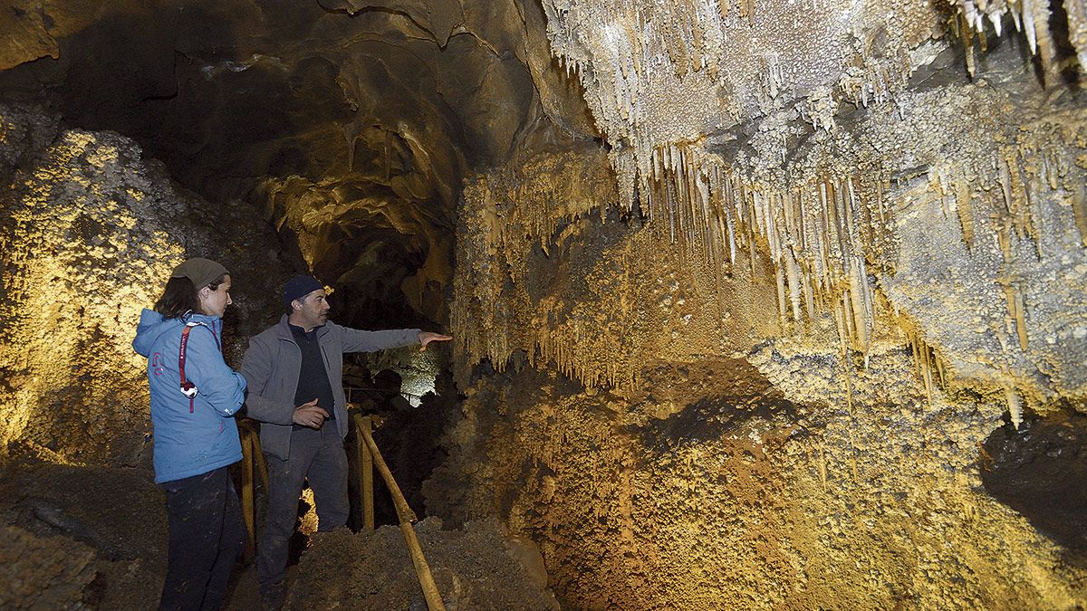 Sandra Fernández y Josévi Casado. La primera se atrevió con la aventura de la cueva de Llamazares y el ‘buscador de meteroritos’ y muchas cosas más le ayudó en los primeros pasos. Sandra Fernández y Josévi Casado. La primera se atrevió con la aventura de la cueva de Llamazares y el ‘buscador de meteroritos’ y muchas cosas más le ayudó en los primeros pasos.