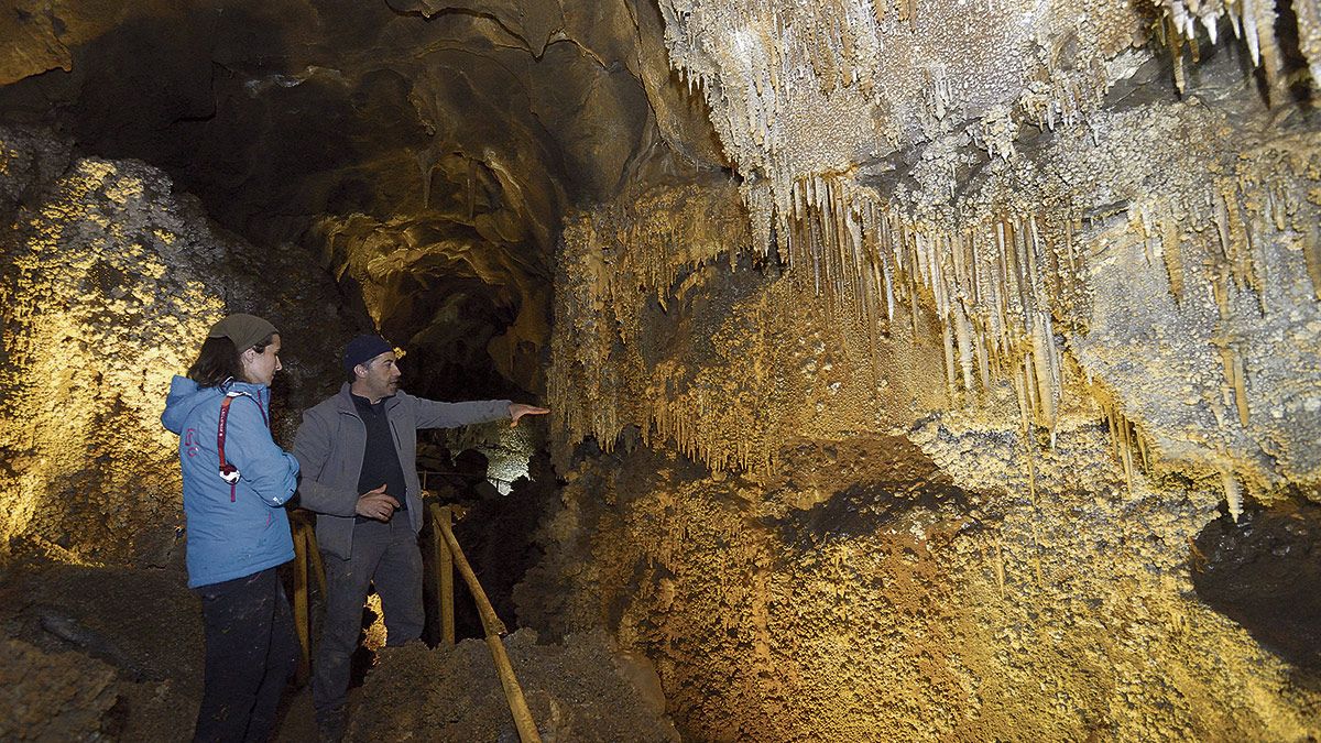 Sandra Fernández y Josévi Casado. La primera se atrevió con la aventura de la cueva de Llamazares y el ‘buscador de meteroritos’ y muchas cosas más le ayudó en los primeros pasos.