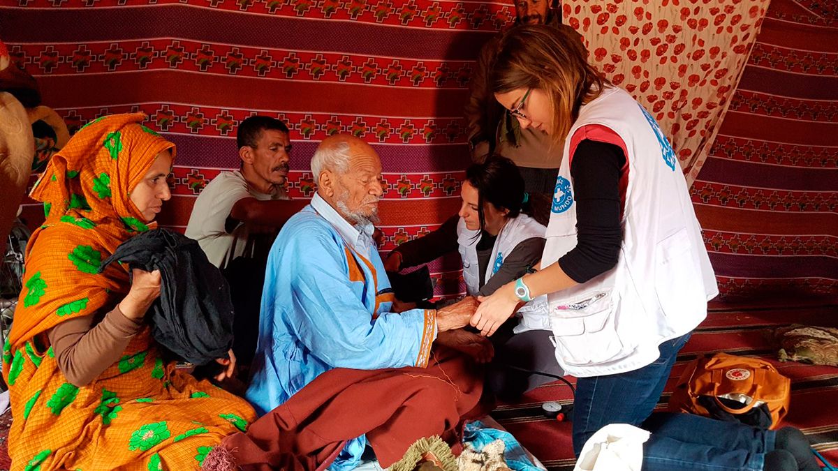 Pilar de la Fuente Laso atiende a un paciente en el campo de refugiados saharauis de Rabuni, Argelia. | ICAL