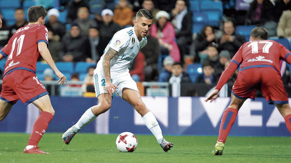 Dani Ceballos trata de superar a la defensa del Numancia durante un partido esta temporada. | ABC