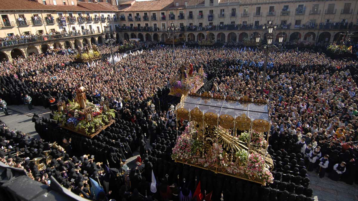 El Encuentro del Viernes Santo, en la Plaza Mayor de León. | MAURICIO PEÑA