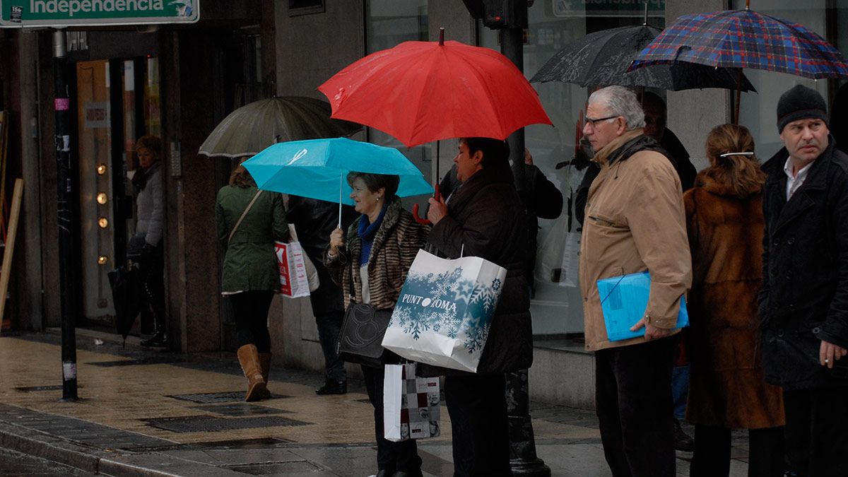 La lluvia ha sacado los paraguas a las calles de León durante varias semanas seguidas. | MAURICIO PEÑA