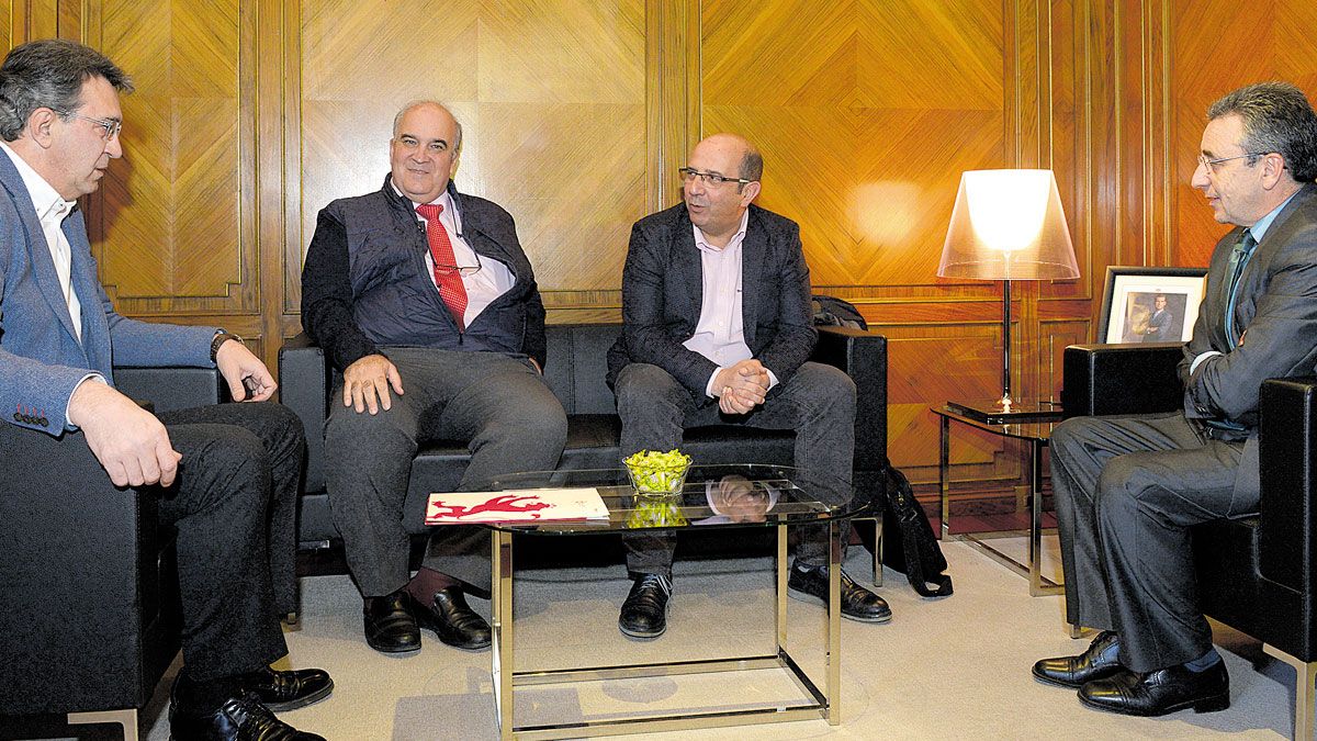 Un momento de la reunión entre los representantes de la Diputación de León y de Renfe. | MAURICIO PEÑA Un momento de la reunión entre los representantes de la Diputación de León y de Renfe. | MAURICIO PEÑA