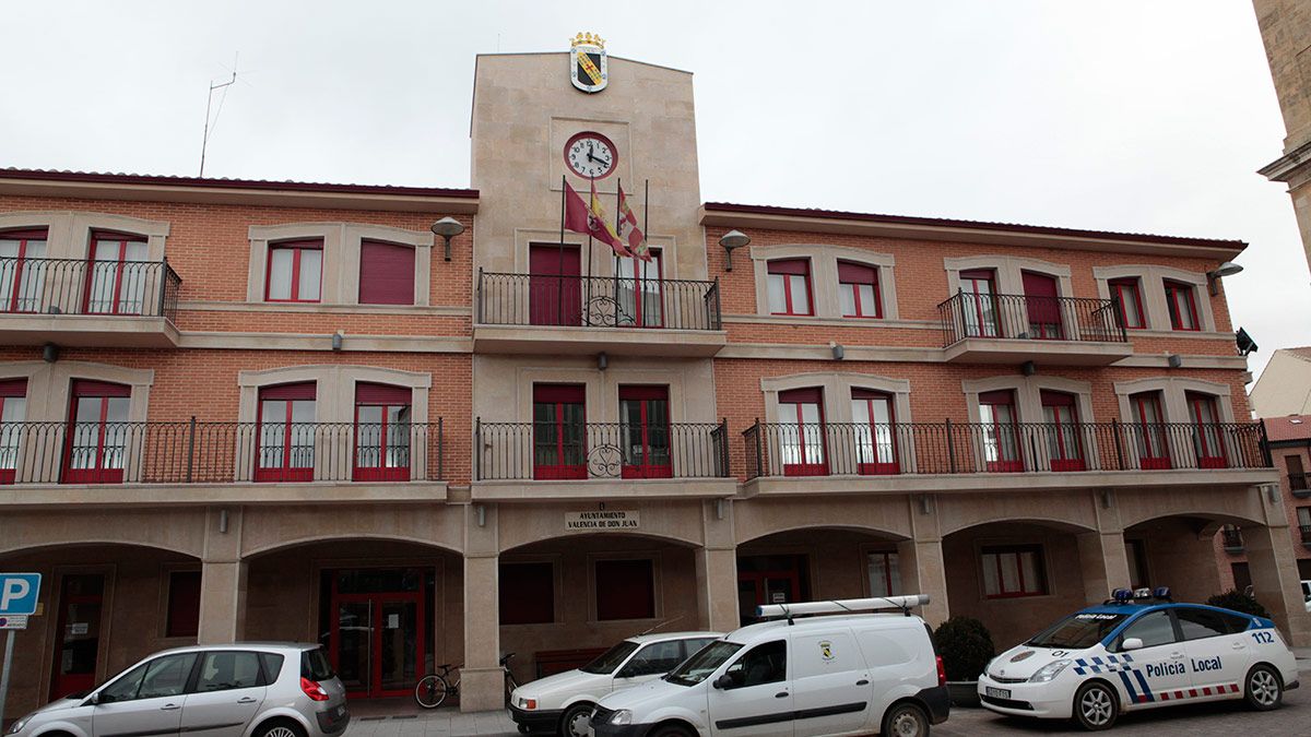 Fachada del Ayuntamiento de Valencia de Don Juan. | DANIEL MARTÍN