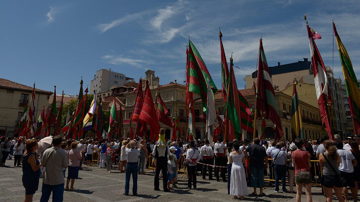 Pendones en el acto conmemorativo de los 100 años de la promulgación del Fuero de León por Alfonso V. | MAURICIO PEÑA