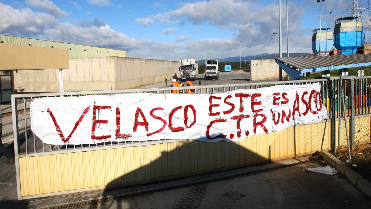 Una pancarta colocada en el CTRde Ponferrada en 2010, en el que se muestra el descontento de los trabajadores con el presidente de Gersul. | CÉSAR SÁNCHEZ (ICAL)