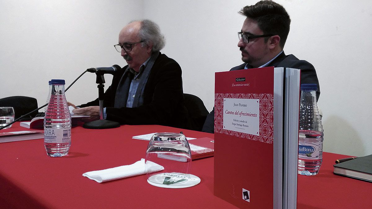 Antonio Colinas (i) y Sergio Santiago Romero la presentación del poemario en la Casa Panero de Astorga. | P.F. Antonio Colinas (i) y Sergio Santiago Romero la presentación del poemario en la Casa Panero de Astorga. | P.F.