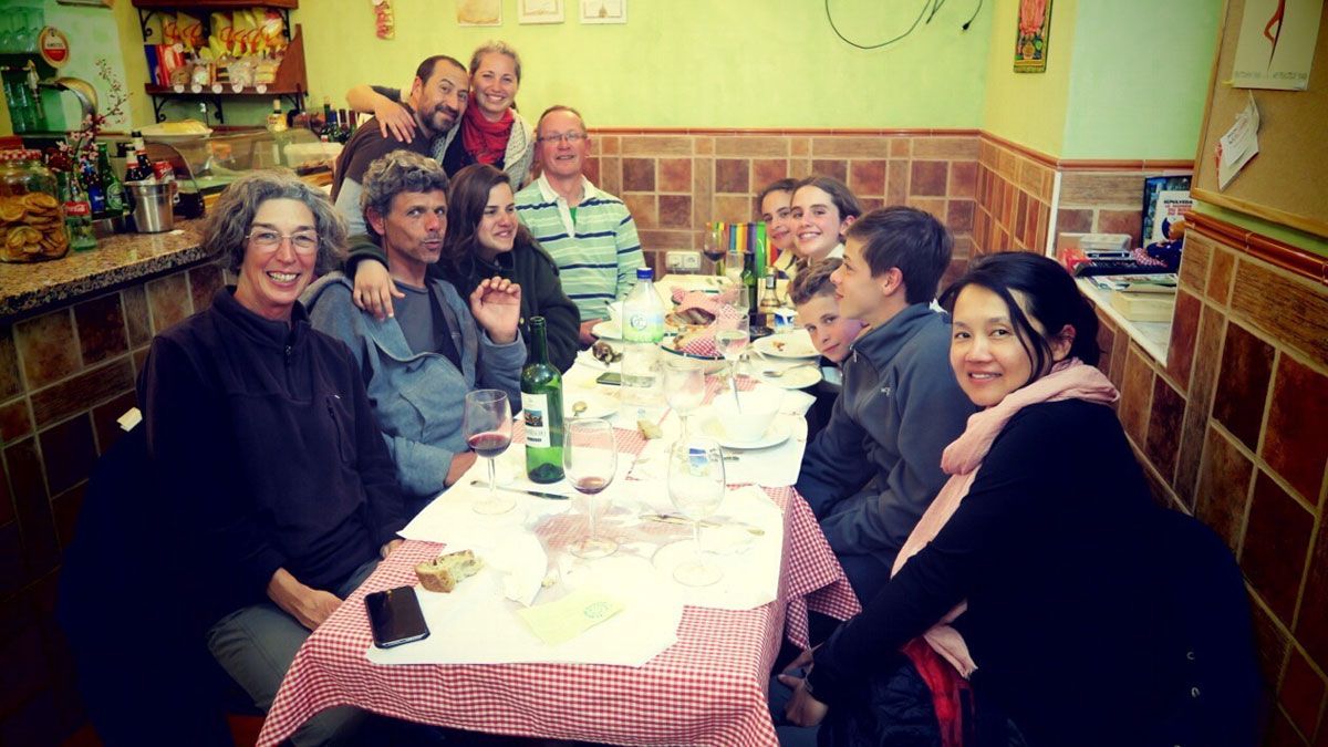 Imagen de la desaparecida, a la derecha, junto con otros peregrinos.