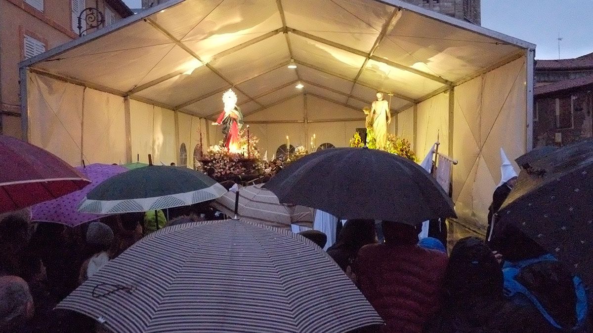 Una anterior Semana Santa pasada por agua. | DANIEL MARTÍN