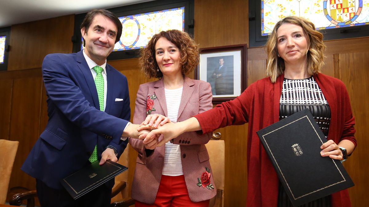 Los consejeros Juan Carlos Suárez Quiñones y Alicia García firmaron el convenio con la alcaldesa de Ponferrada. | C.S.