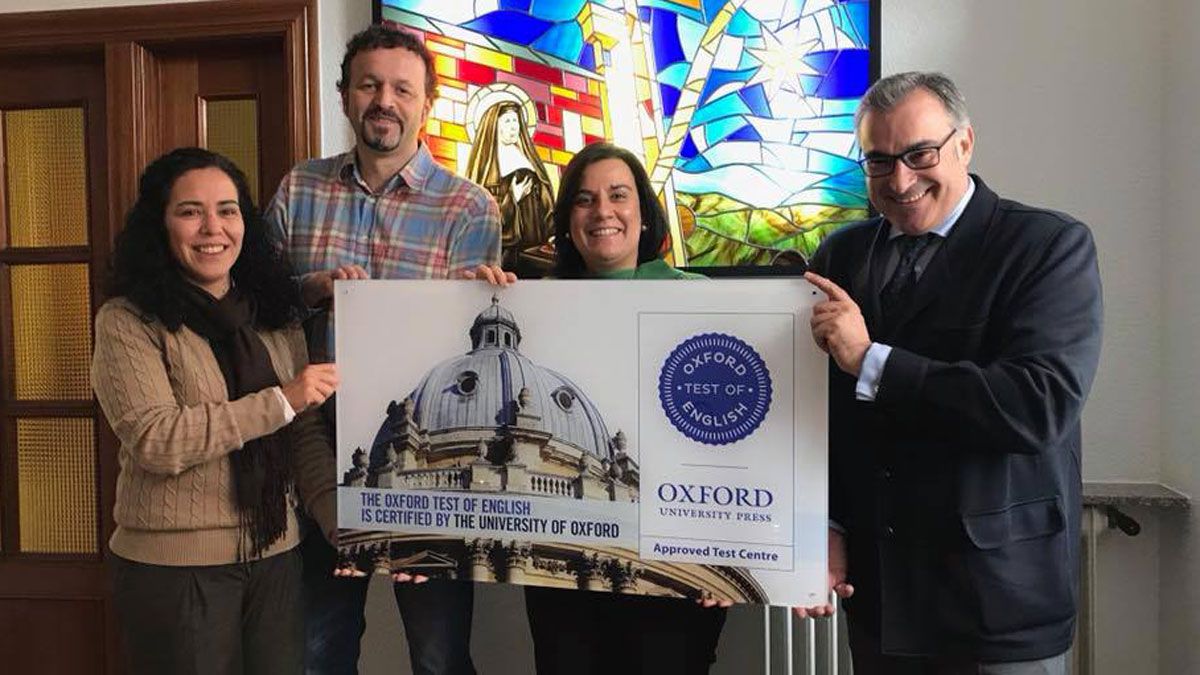 Profesores del colegio Nuestra Señora del Carmen con la placa acreditativa. | L.N.C.