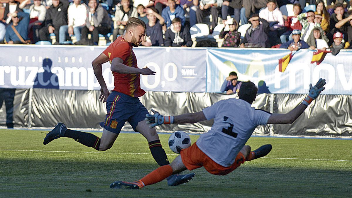 Mayoral trata de picar el balón ante la salida del portero. | MAURICIO PEÑA