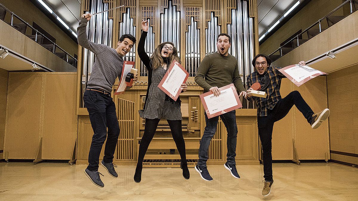 Los ganadores y finalistas del concurso de Juventudes Musicales de España (con el leonés David Martín a la izquierda de la imagen) celebran su triunfo. |  L.N.C.