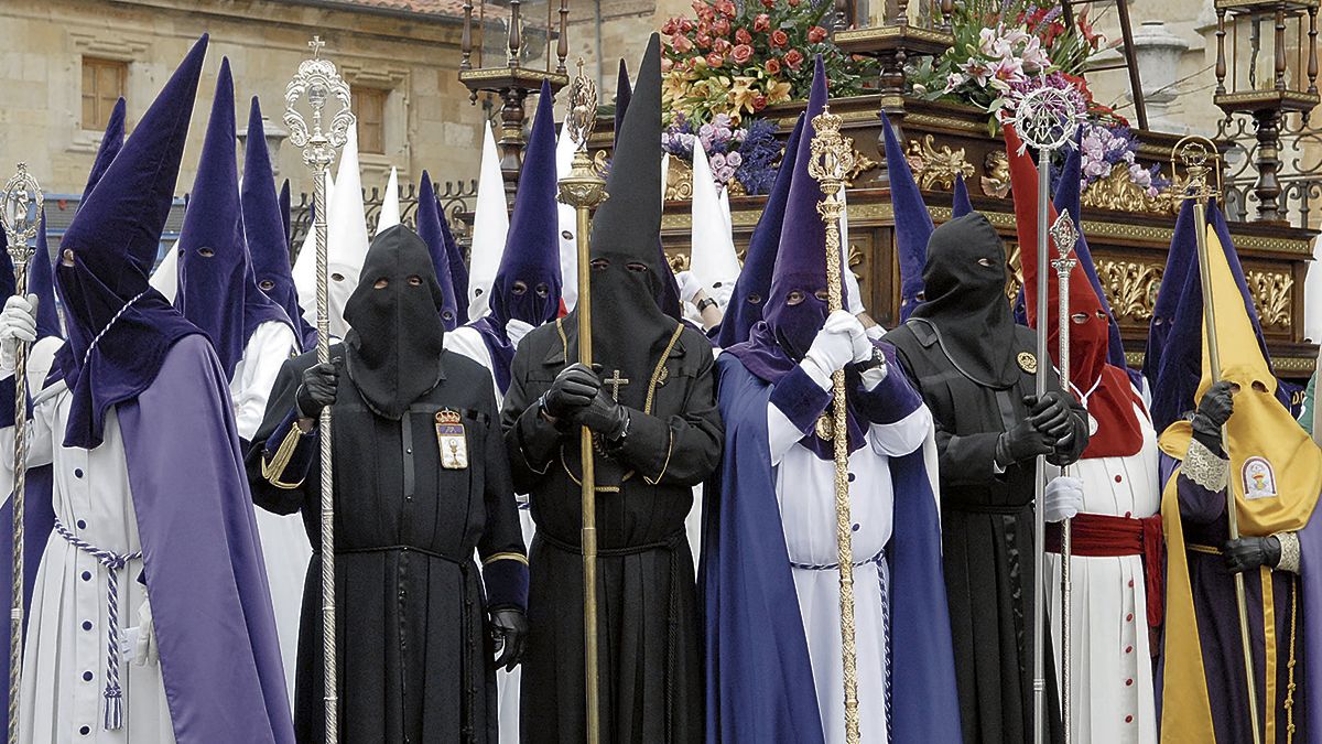 Es habitual que en cada procesión haya representación de otras cofradías. | MAURICIO PEÑA