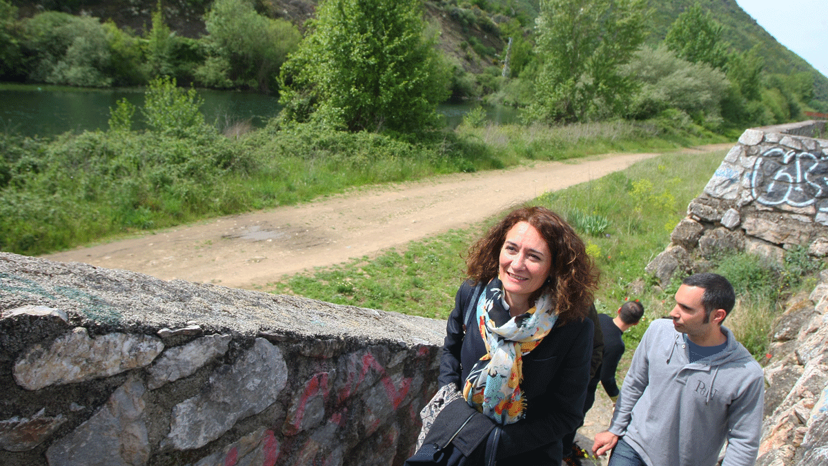 Gloria Merayo presentó ayer su proyecto a orillas del río Sil. | César Sánchez (Ical)