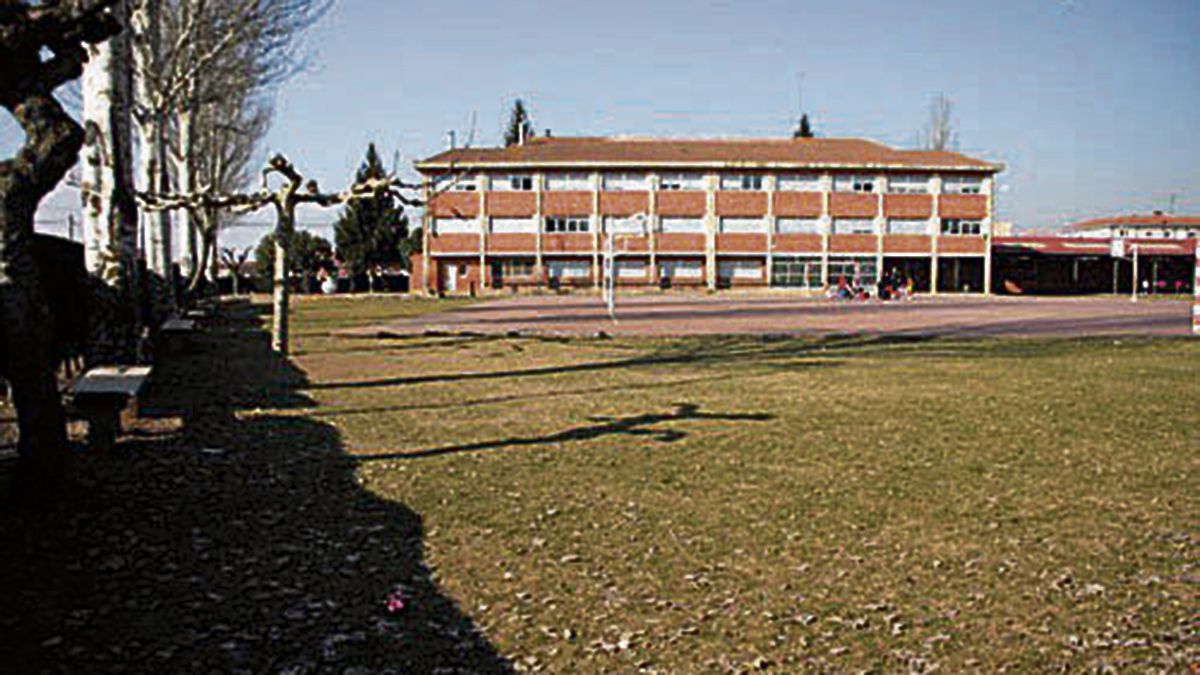 El CEIP Benito León de Santa María del Páramo. | L.N.C.