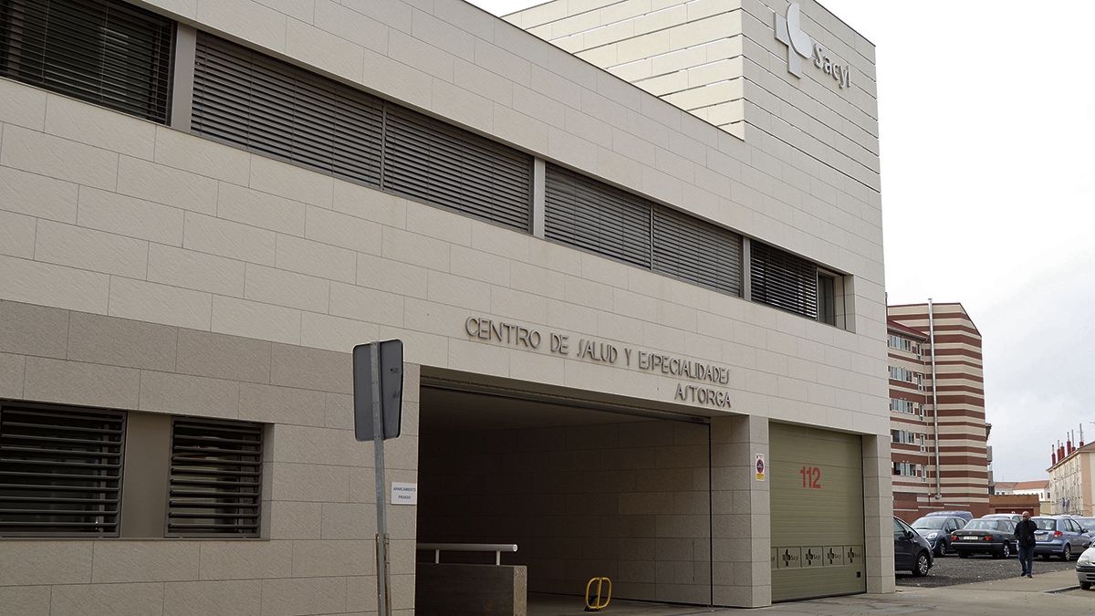 Exterior del centro de salud de Astorga. | P.F.