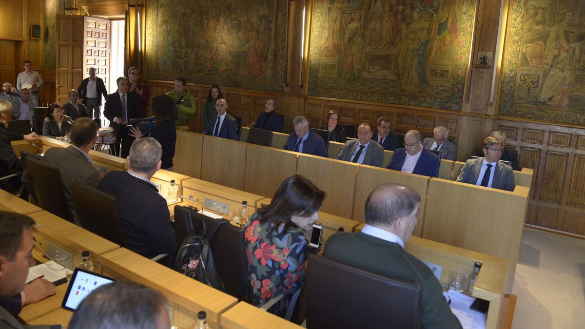 Un momento de la sesión plenaria celebrada este miércoles en la Diputación de León. | MAURICIO PEÑA