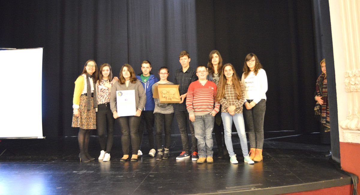 Los alumnos del IES Antonio García Bellido recogiendo el premio de la fase autonómica  en el Teatro Principal de Palencia.