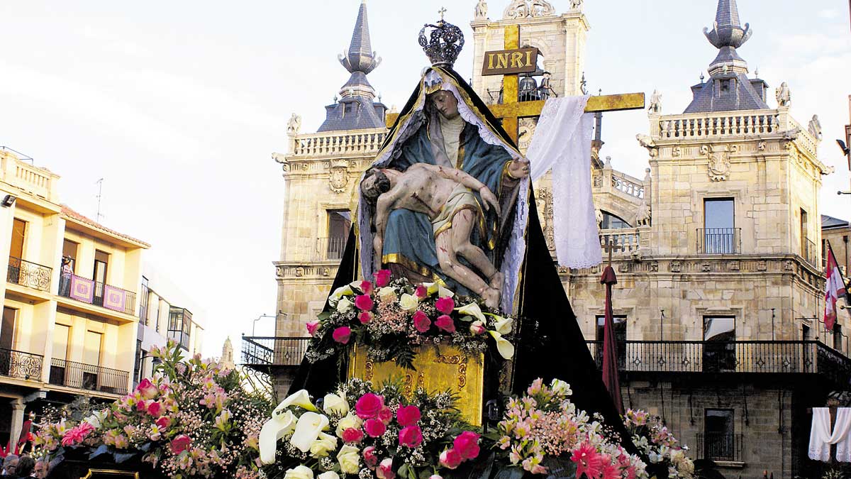 El paso de la Virgen a su paso por la Plaza Mayor.