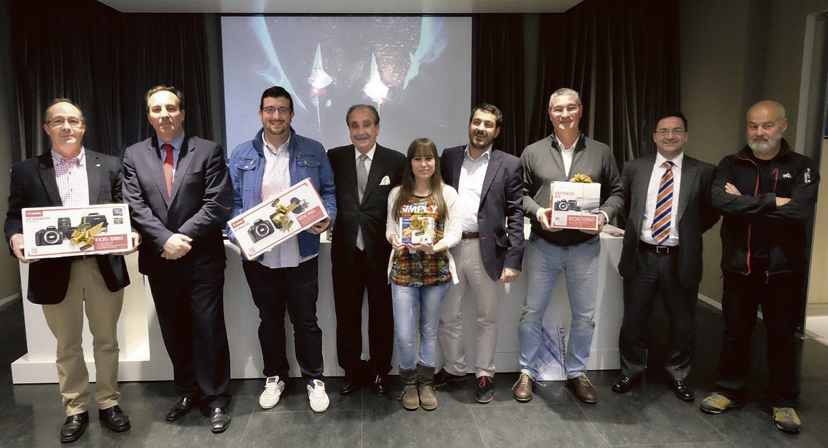 Foto de familia de los ganadores y patrocinadores del certamen de fotografía, este martes en El Corte Inglés de León. | DANIEL MARTÍN