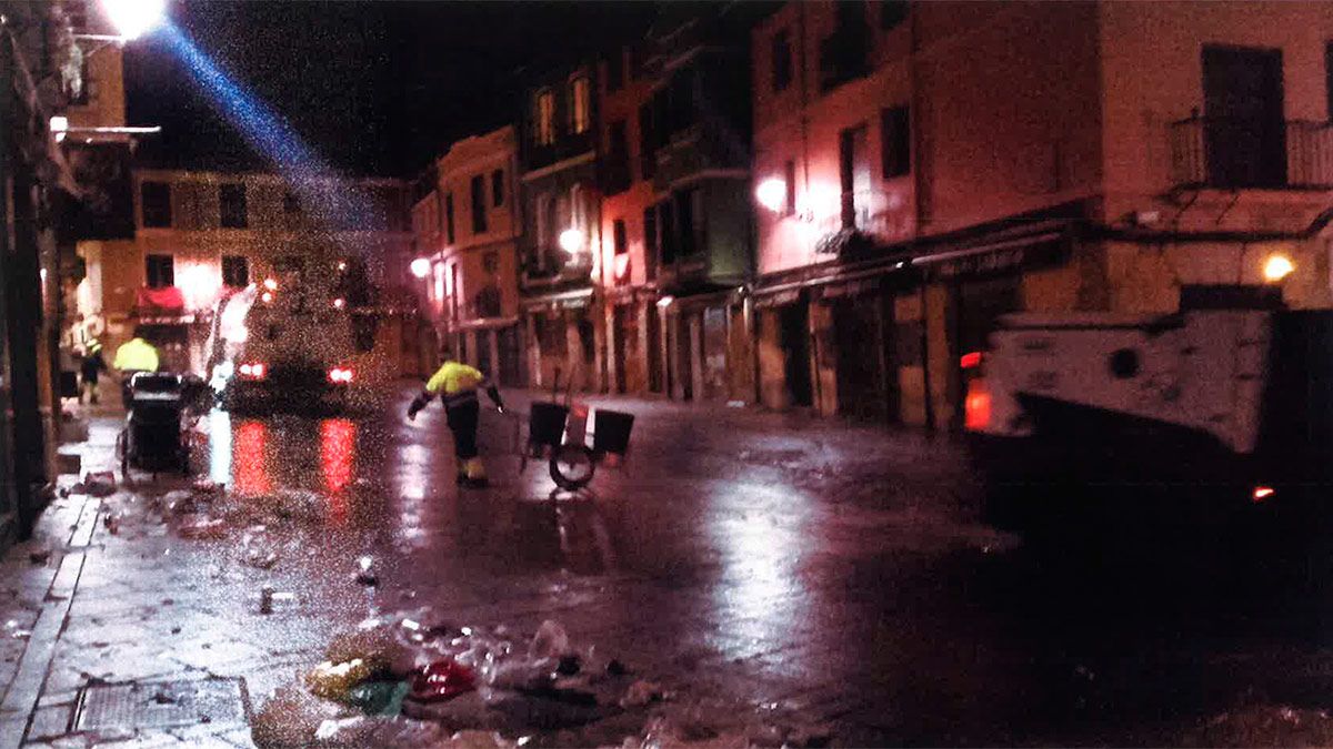 Operarios de limpieza recogiendo basura de la plaza de San Martín. | L.N.C.