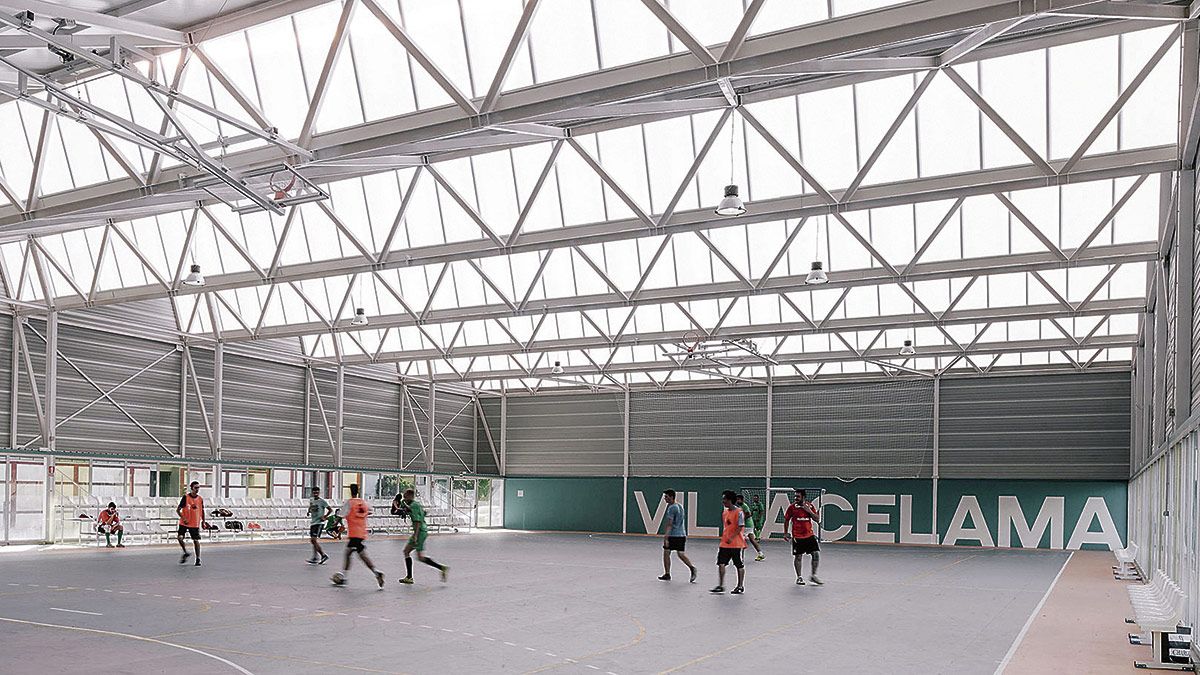 En el pabellón polideportivo de Villacelama se mantiene la sensación de jugar al aire libre gracias a los grandes lucernarios. | REPORTAJE GRÁFICO: IMAGEN SUBLIMINAL