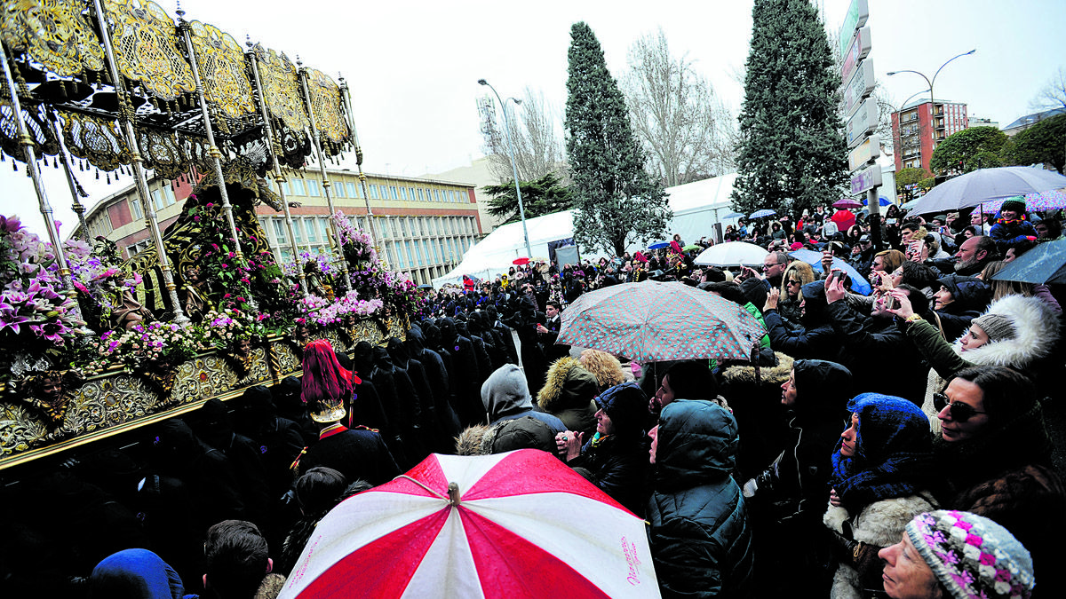 El clima ha marcado este año el desarrollo de la Semana Santa de León y eso ha mermado su impacto económico. | DANIEL MARTÍN