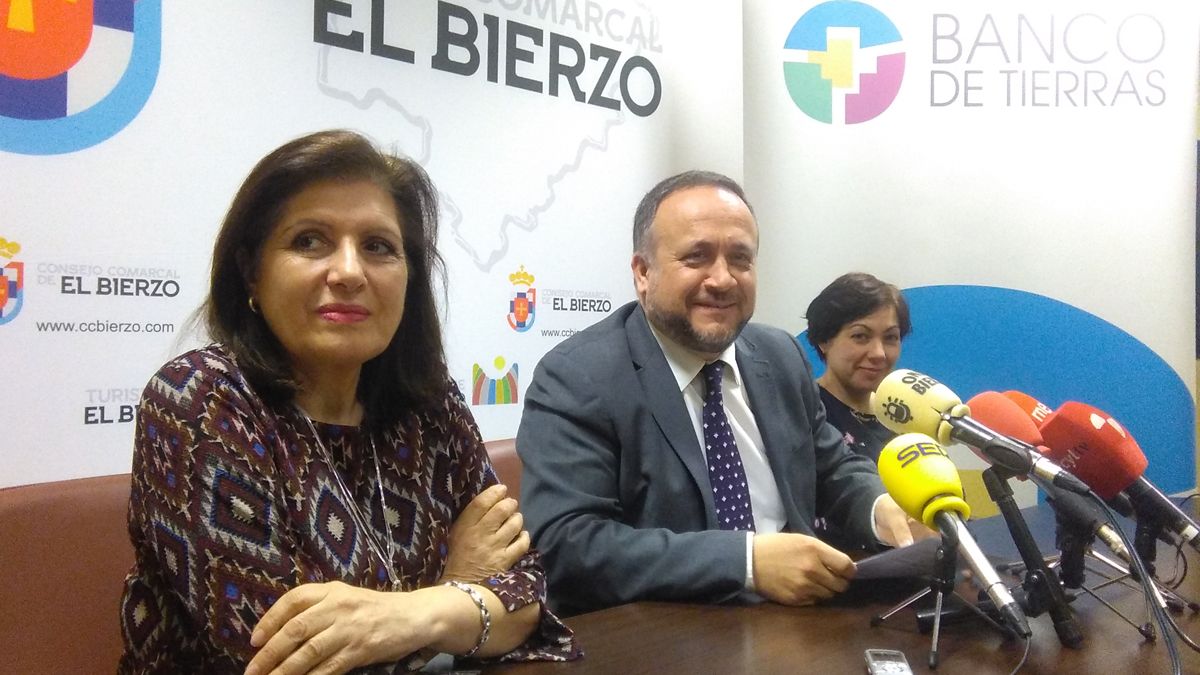 Misericordia Bello, presidenta de la DO Bierzo, Gerardo Álvarez courel, presidente del Consejo Comarcal, y Beatriz Anievas, gerente del Banco de Tierras. | César Sánchez
