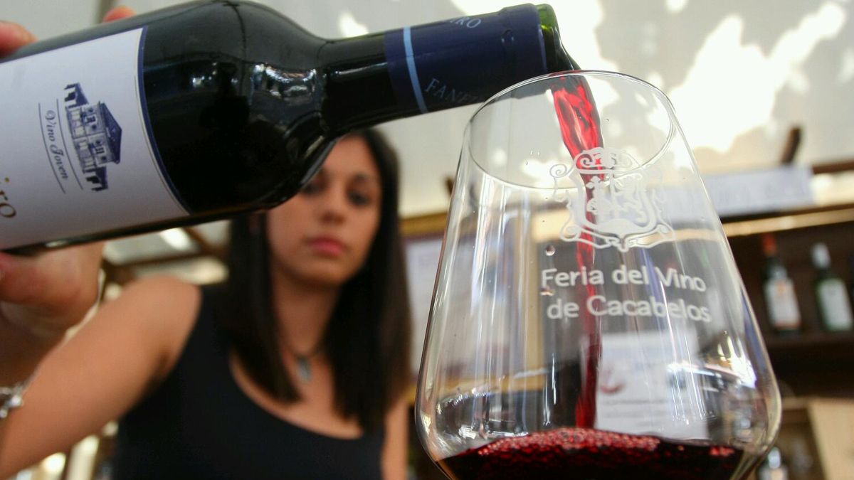 Sirviendo una copa de vino en la Feria del vino de Cacabelos de una edición anterior. | Ical