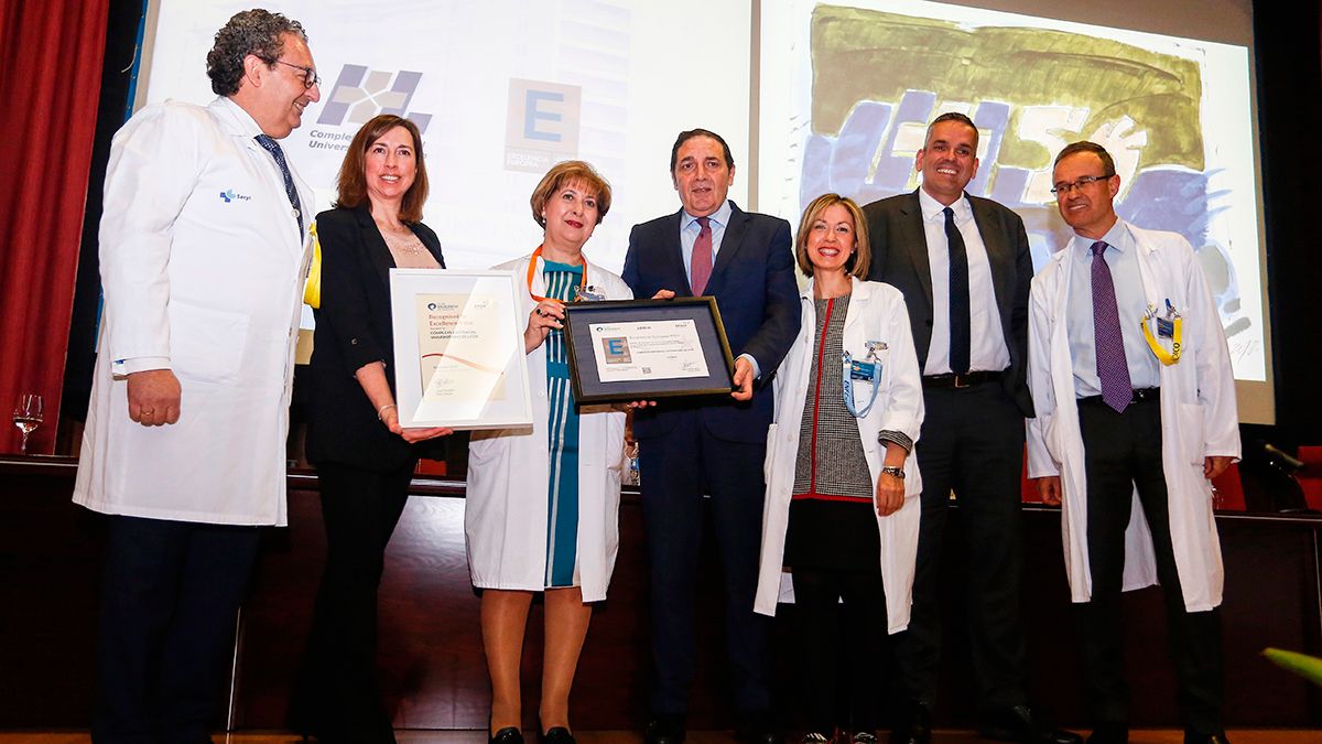 El consejero y responsables médicos del hospital, al recibir el Sello de Excelencia de Aenor y el Club de Excelencia en Gestión. | ICAL