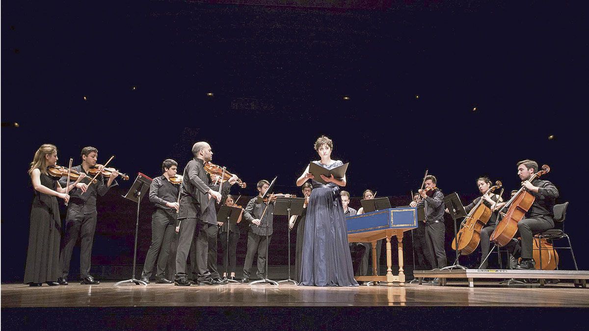 La Camerata JOL durante una actuación junto a la soprano leonesa Eva Juárez. | MARÍA DÍEZ