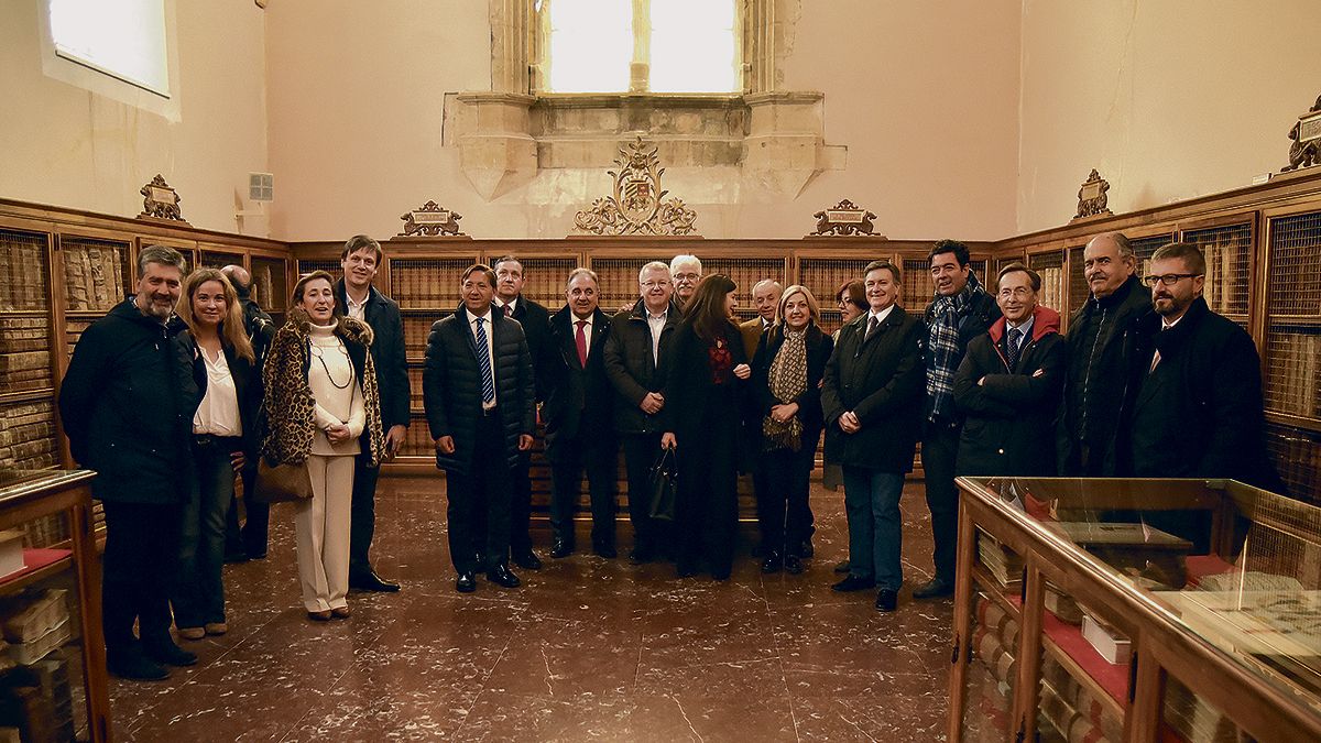 Los senadores del PP de Castilla y León visitaron la Basílica de San Isidoro. | SAÚL ARÉN