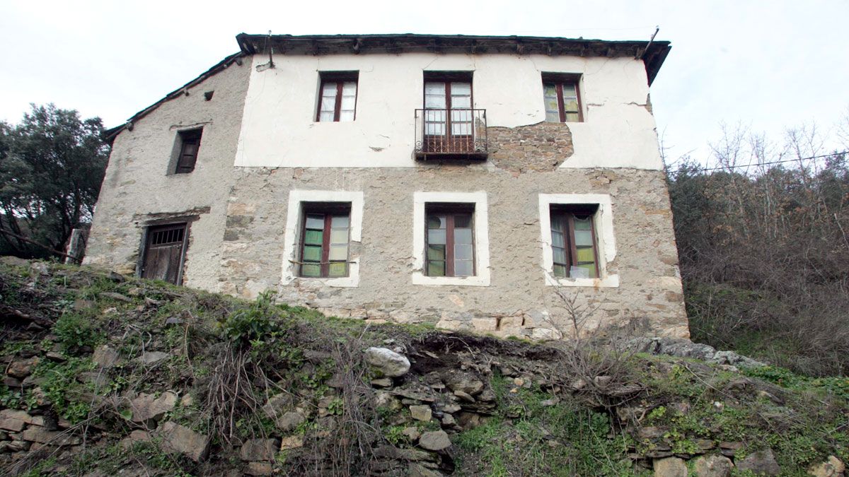 El albergue abre sus puertas tras años de espera en las antiguas escuelas (en la foto, antes de la reforma). | ICAL El albergue abre sus puertas tras años de espera en las antiguas escuelas (en la foto, antes de la reforma). | ICAL